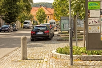 Das „offizielle“ Parken erfolgt ausschließlich in Parkstreifen parallel zur Hauptstraße